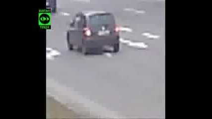 Идиот кара в насрещното Смях 