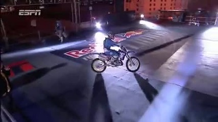 Така се скача с мотор - Robbie Maddisons 2008 New Years Eve jump 