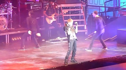 Justin Bieber Изпълнява Somebody To Love ( Paris Live )