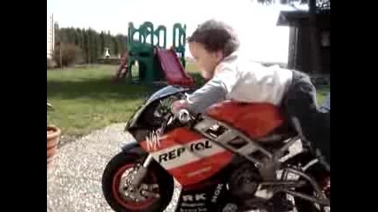 Бебе моторист 