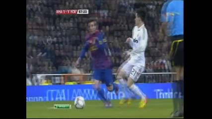 Pepe Смазва ръчичката на Lionel Messi
