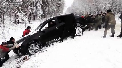 Хора помагат на шофьор да изкарат колата му от канавката