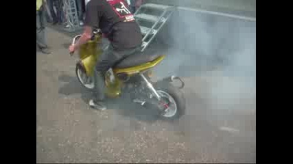 палене на гума на скутер