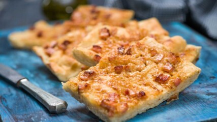 Плосък хляб с пушен бекон и лук | Бон Апети | 24Kitchen Bulgaria