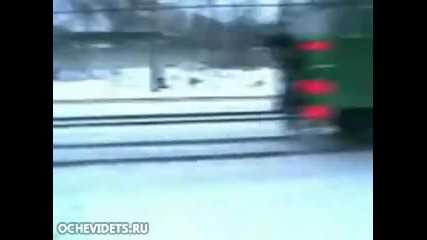 Луд с шейна се връзва за влак 