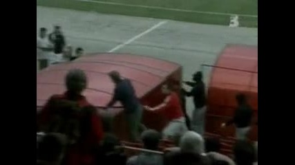 Ексклузивни кадри - бой м - у фенове на Цска и Локомотив Пловдив на стадиона в Н 