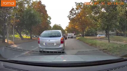 Моторист кара върху тротоар