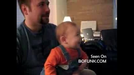 Бебе Се Смее На Телевизора