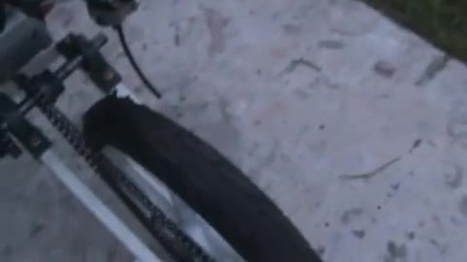 Bicicleta con motor Quemando goma (burnout) 