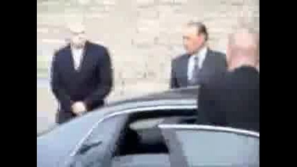 Берлускони оправя полицайка - клипчета смешни видео клипове 
