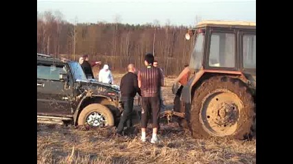 трактор дърпа закъсал хамър 