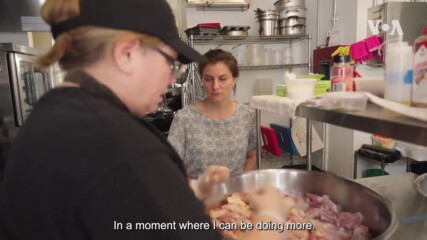 Кулинарията като недежда: Как една дъщеря на имигранти даде шанс на бежанците в Ню Йорк