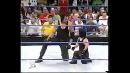 Undertaker прави задушаващо тръшване на Мини Undertaker! - Смях 
