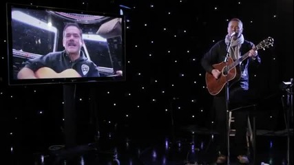 Крис Хедфийлд пее от Космоса!
