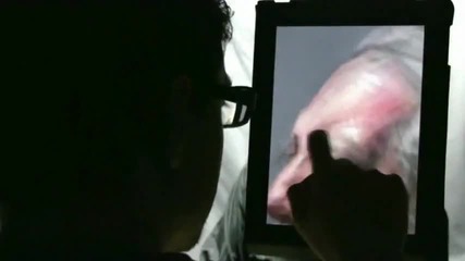 Рисуване с пръст върху Apple ipad на живия модел David Kassan 