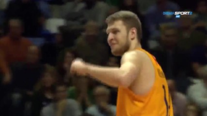 Александър Везенков с важна тройка за Барса срещу Уникаха