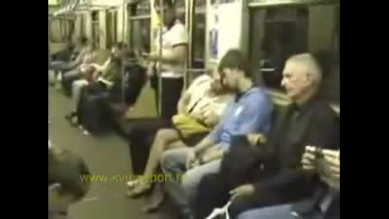 Бъзик с девойка в метрото