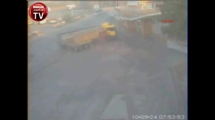 Guy Thrown Out of Truck Survives the Crash 