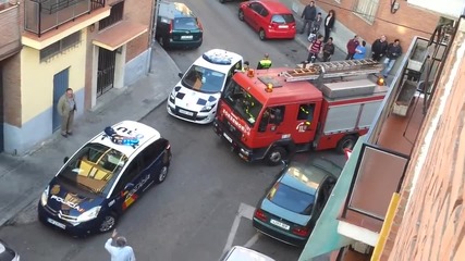Глупави полицаи запушват пътя на пожарната !