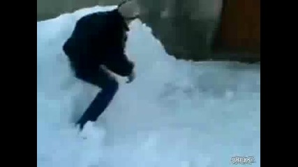 Това го има само в русия - Хлапе скача от четвърти етаж