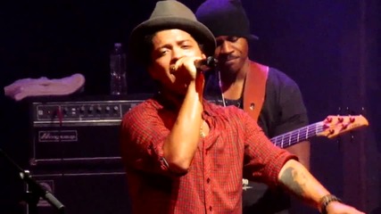 Bruno Mars-just The Way You Are - Live