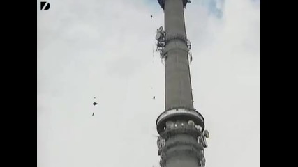 Луди руснаци скачат от върха на кула