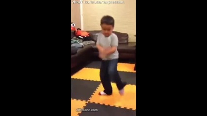 4 годишно дете танцува страхотно на Gangnam style ..