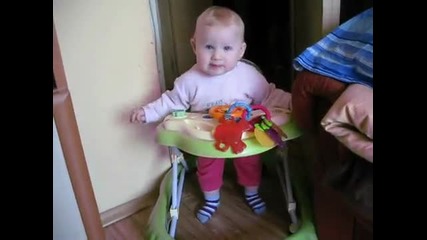 Малко момиченце танцува!