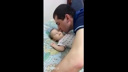 Баща открива начин как да приспи бебето си