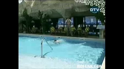 Скрита камера - дебелана скача в басейн голям смях