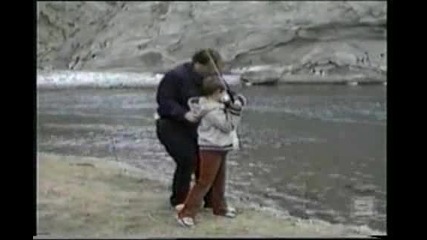 Баща учи синът си да лови риба. 