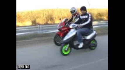 Смешник със скутер се ебава с пистов мотор 