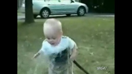 Бебе пие Вода От Маркуч