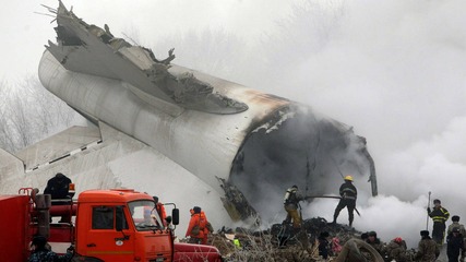 Турски товарен самолет се разби върху жилищна сграда