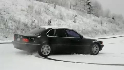 Красиво Bmw 740il на снега и полицайте идват