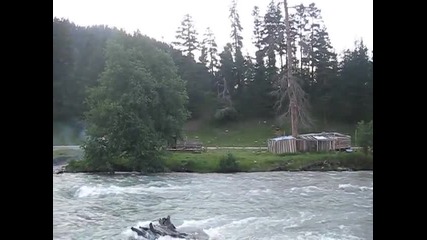 Супер натоврен Камаз срещу доста сериозна река!