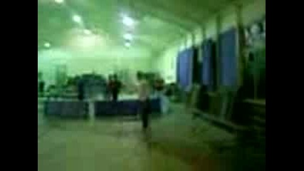 Kambesha Skaca Zadno Salto Mnogo Qko