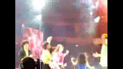 Joe Jonas jumps on Kevin at the end of Miley show (nileys hugs)