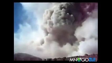 Мъж изперква до вулкан