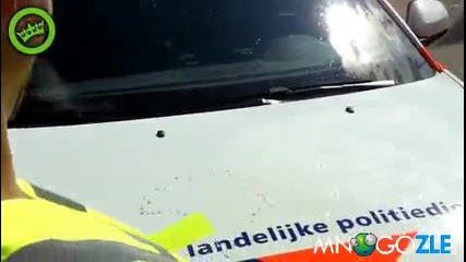 Луд пикае върху полицейска кола 