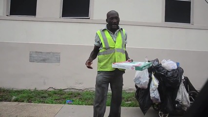 Добросърдечен мъж раздава пица на бездомници