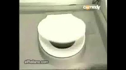 Скрита Камера - Мъж В Тоалетната