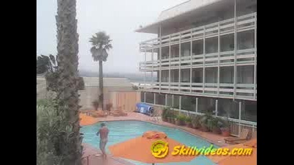 Много опасен скок в басейн от последния етаж на хотел 