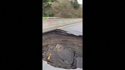 Огромна дупка затвори магистрала в Калифорния (ВИДЕО)