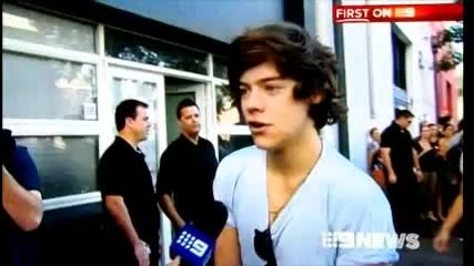One Direction - Луи прекъсва Хари по време на интервю