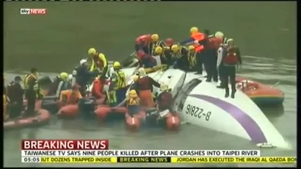 Самолетна катастрофа в Тайван се е разбил в река Кийлинг в столицата Тайпей