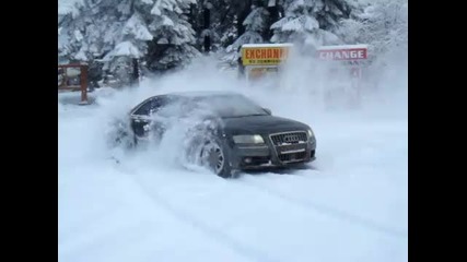 Audi S8 дрифт на сняг, quattro power