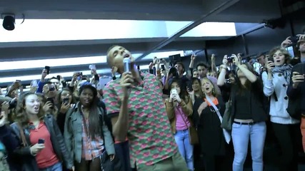 Stromae live dans le metro de Montreal - Formidable