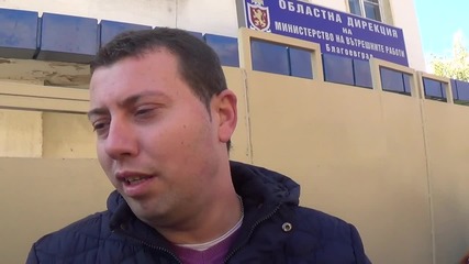 Полицаите в Благоевград протестираха, раздаваха карамфили