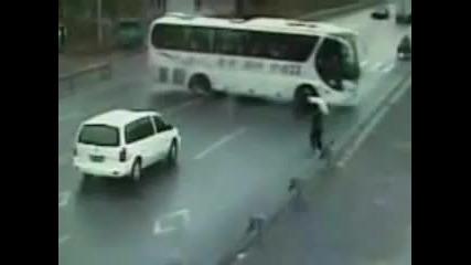 Автобус блъска човек в Китай 